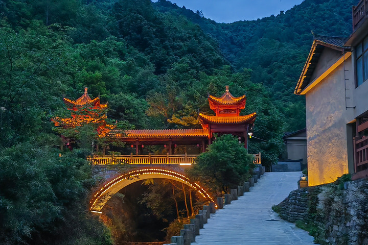 这是6月6日拍摄的康县岸门口镇朱家沟村一角 新华每日电讯记者 郎兵兵 摄