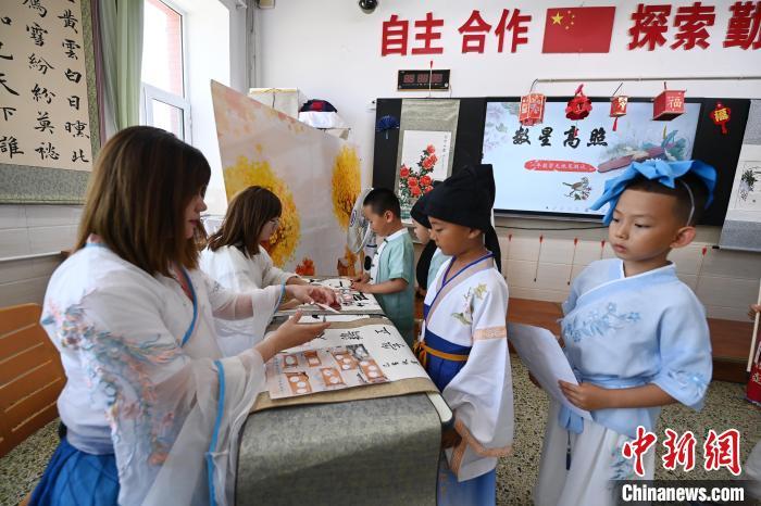 学生在算算数 张瑶 摄