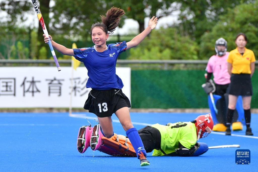 7月3日,兰州队球员葛晨(左)在23米球决胜中庆祝得分。新华社发(史康 摄)