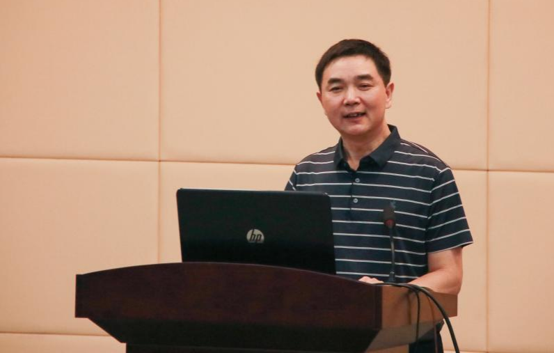 戴向东 家具与艺术设计学院院长,《家具与室内装饰》总编