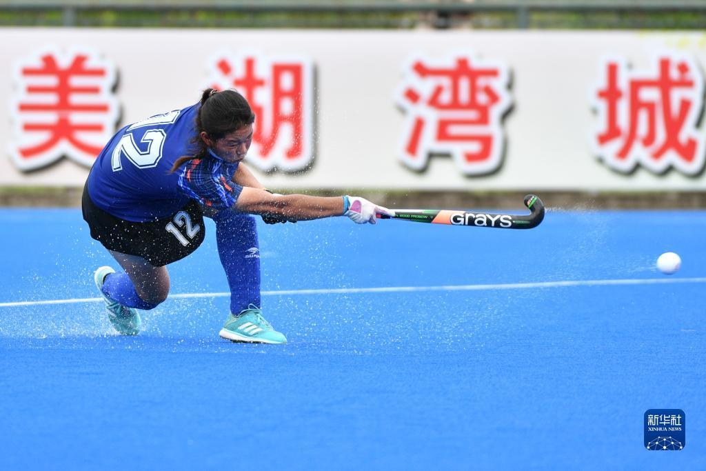 7月3日,兰州队球员刘滢在比赛中射门得分。新华社发(史康 摄)