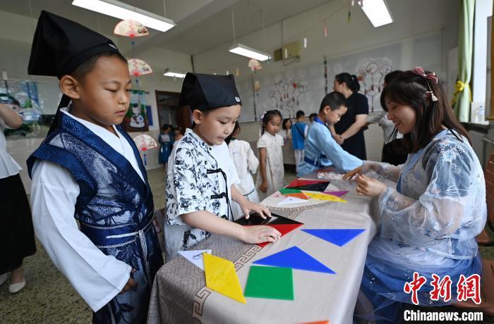 学生在摆七巧板 张瑶 摄