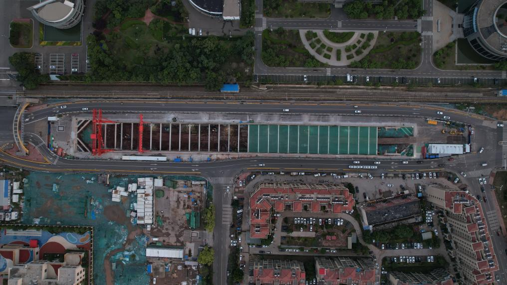 “站起来了”！青岛地铁“现役”最大龙门吊安装完成