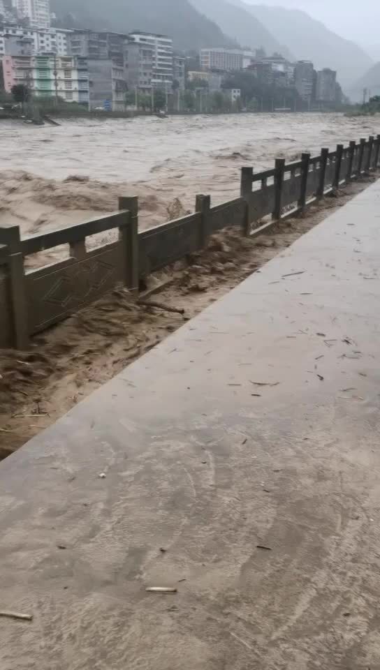 重庆24个区县出现暴雨，市水文监测总站连发三条洪水黄色预警