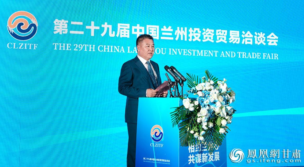 兰州市七里河区委书记芮文刚说，这些项目的签约落地必将有力推动七里河区经济社会高质量发展。李德宇 摄