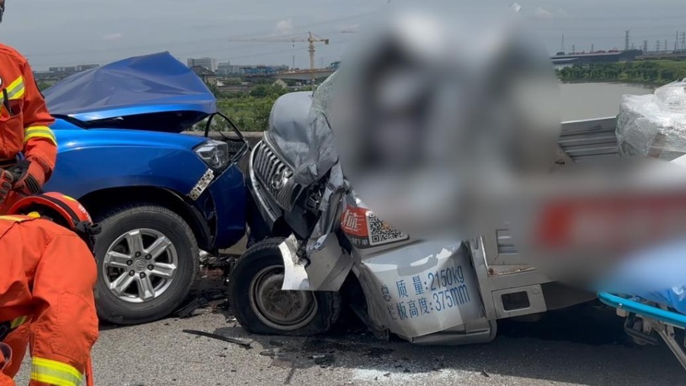 两车相撞司机大喊“先救我”，消防员推车施救