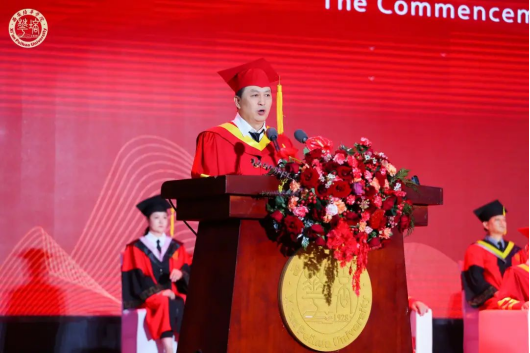 常务副校长胡俊生宣读《西安培华学院关于2023届普通高等教育本科毕业生授予学士学位的决定》