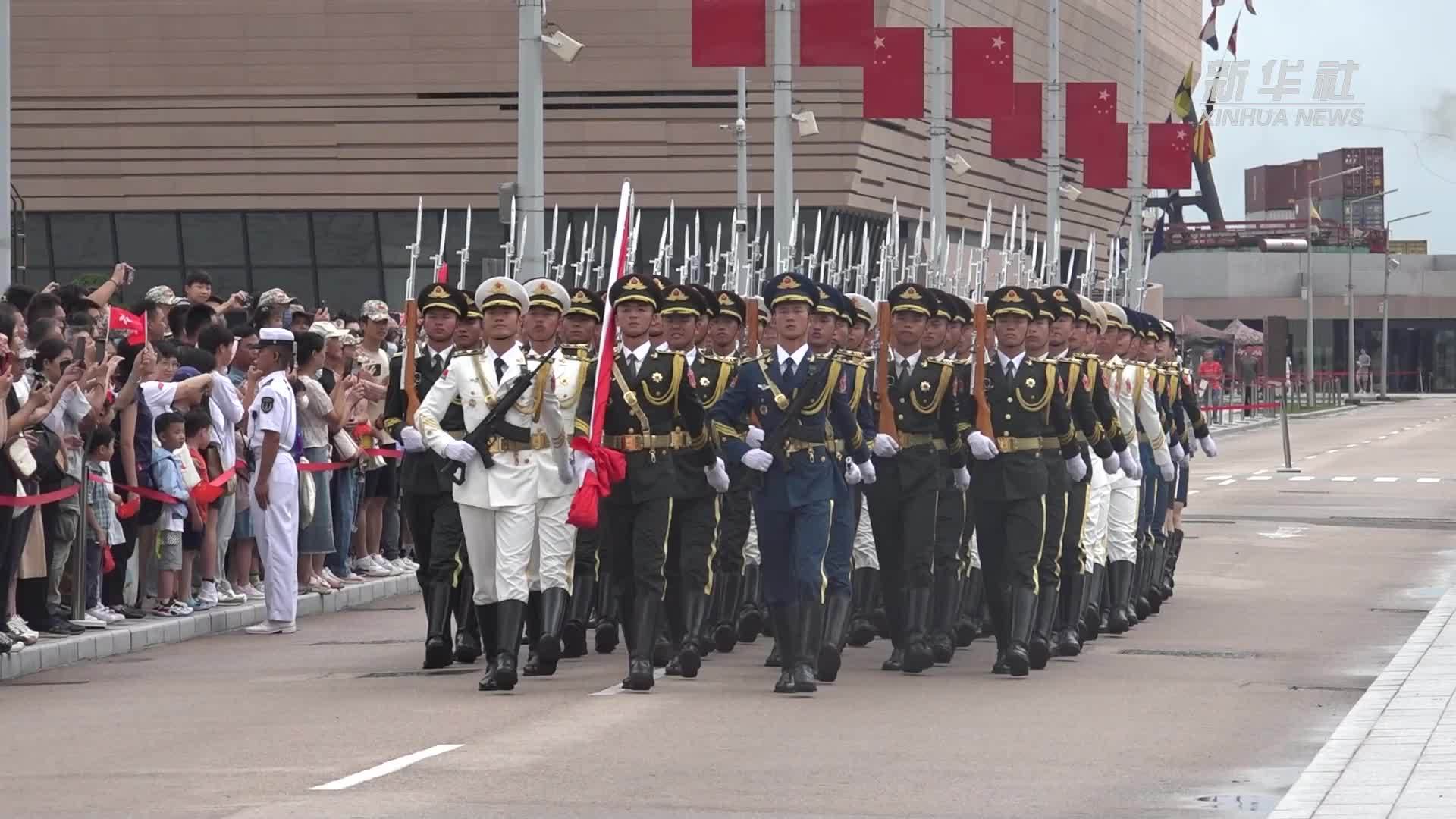 解放军驻港部队举办青少年专场军营开放日