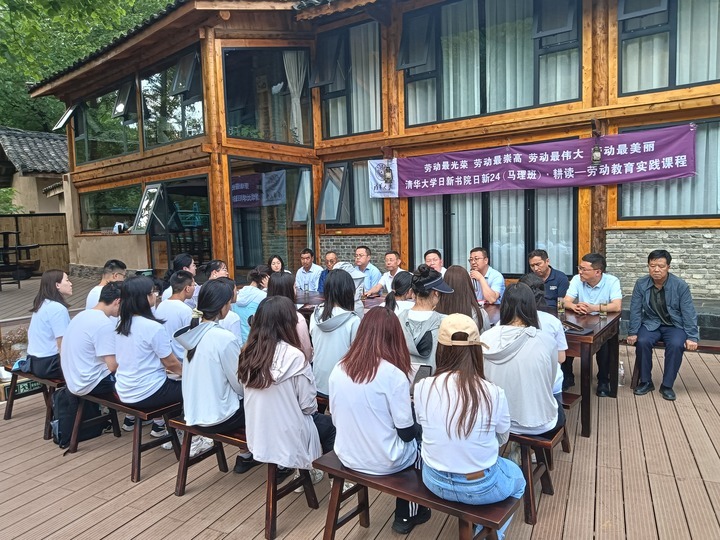 6月26日，清华大学研学团队在康县桃园喜居内开展活动。（康县融媒体中心供图）