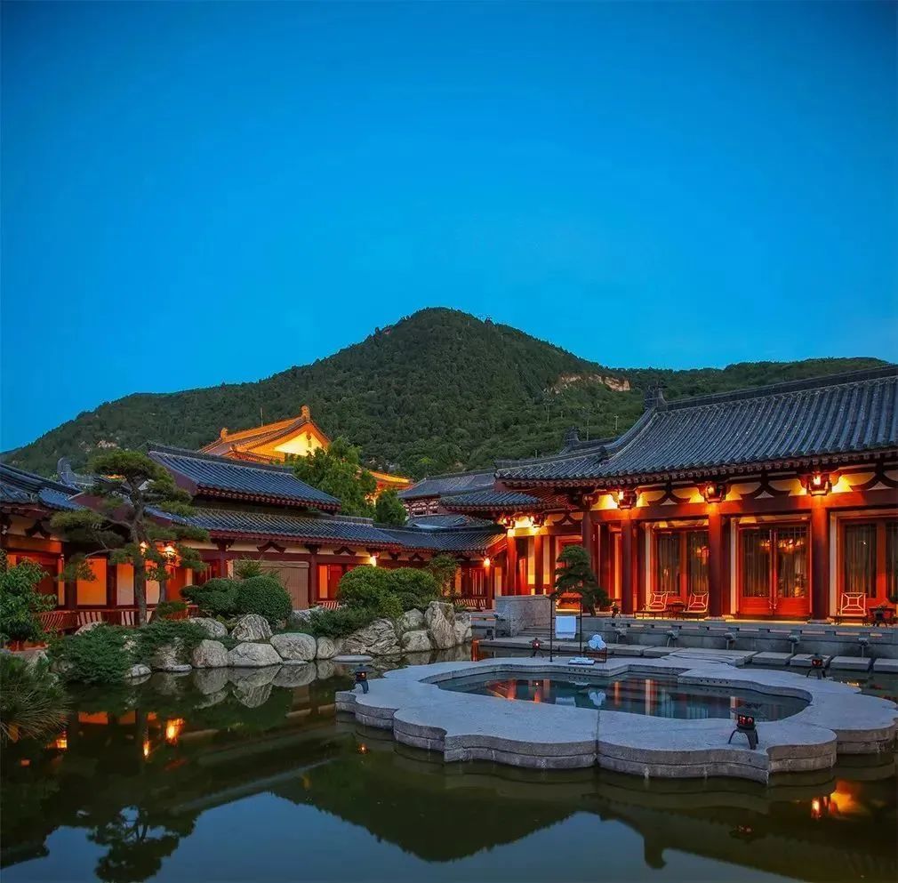 凭本人身份证及高考准考证,至华清宫景区售票处,兑换景区免票门票一张