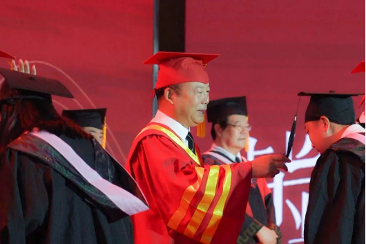 校领导为毕业生代表颁发毕业证书、学位证书，并拨穗授礼，送上最美好的祝福。