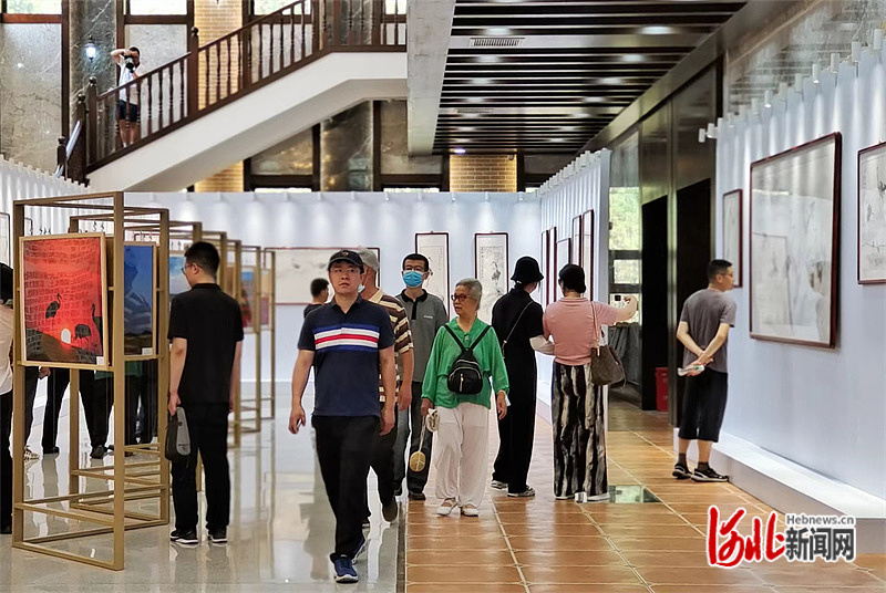 7月5日，“天是鹤家乡”中国画、摄影主题展在秦皇岛举行。河北日报记者 张辉摄