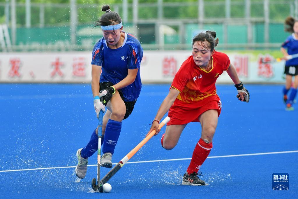 7月3日,兰州队球员栾彩红(左)与鞍山队球员程雨晴拼抢。新华社发(史康 摄)