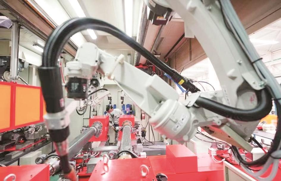 工人在唐山开元自动焊接装备有限公司调试一款焊接机器人系统。