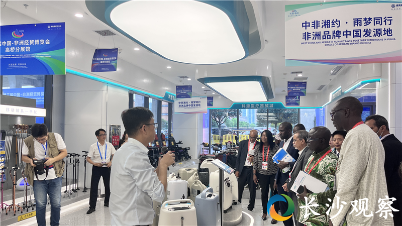 ▲7月1日下午，参加第三届中非经贸博览会的外宾考察团B团40余人在可孚医疗高桥大市场展厅参观考察。（供图：雨花区委宣传部）