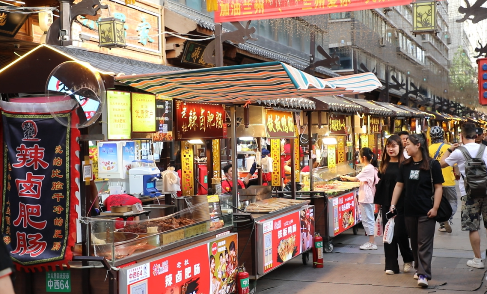 图为兰州市城关区新光夜市一角(新华社记者 张睿 摄)