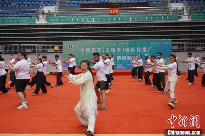 7月6日，河南焦作，2023年“Z世代”中国功夫(太极拳)国际化推广“请进来”活动训练营启动，60余名洋学生开启太极文化之旅。中新社记者 韩章云 摄
