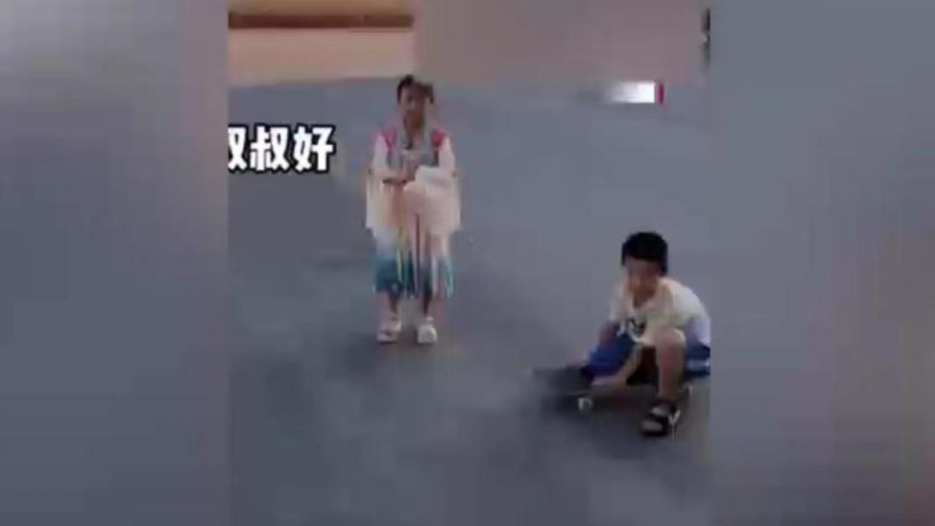 工厂允许员工带孩子工作，网友：这老板不发财都难