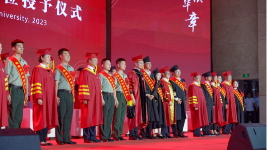 与会领导为优秀毕业生代表颁奖