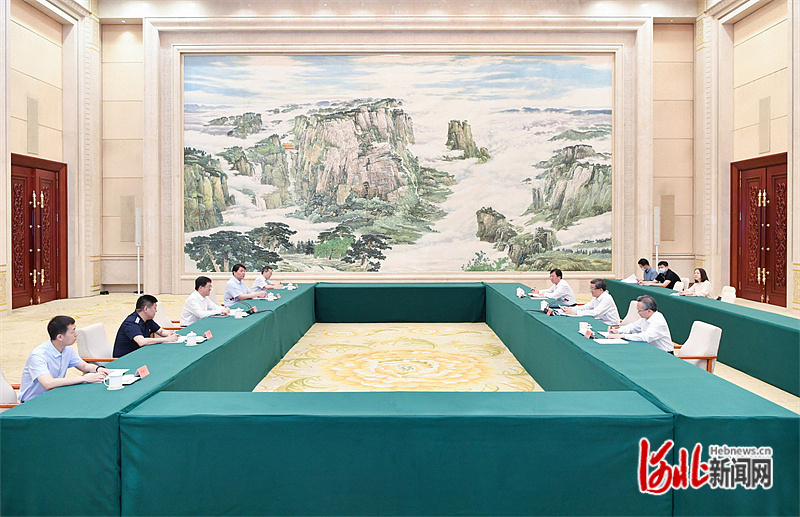 7月6日，省委书记、省人大常委会主任倪岳峰在石家庄与共青团中央书记处第一书记阿东举行工作座谈。 河北日报记者赵海江摄