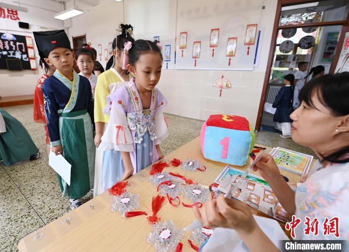 学生在造句子 张瑶 摄