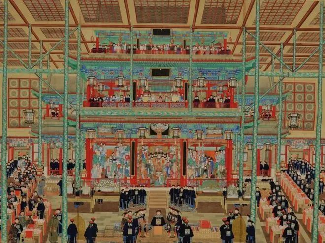《庆寿图》里描绘的在高大的彩棚中的宫廷场景