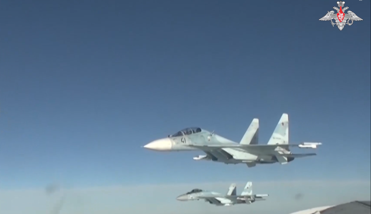 俄国防部本月4日在Telegram上发布关于“俄军机在阿拉斯加西海岸附近空域巡航”帖子所配视频中的画面