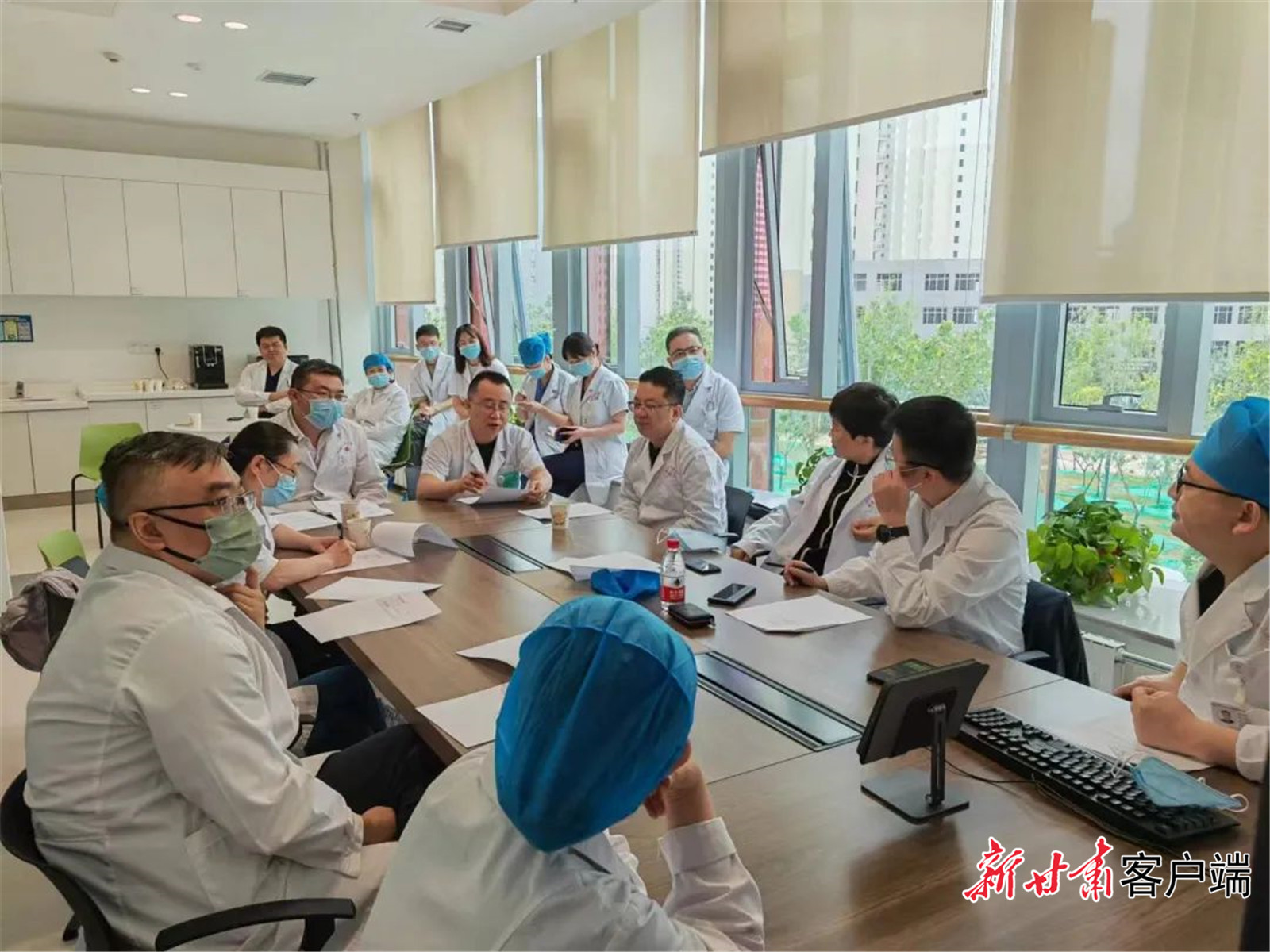 甘肃省中心医院组织多学科专家会诊，为患者寻找最佳治疗方案。