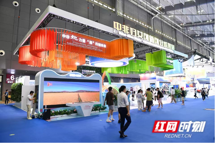 ▲ 融合“中”“非”两字的空间布局、满载中非女性故事的展示墙。展厅中，中非妇女交流交融、携手共进的靓丽身影跃然眼前。