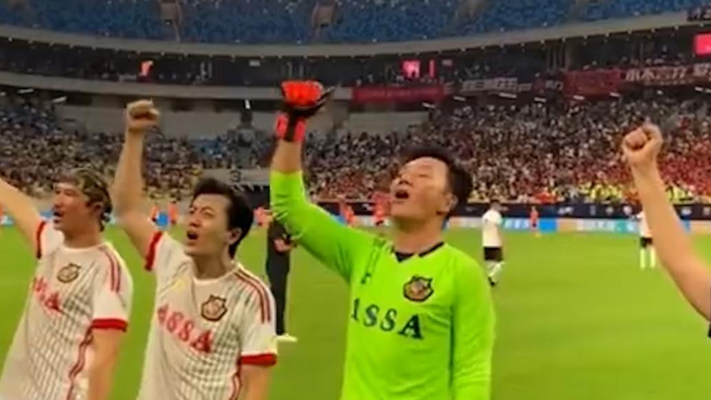 热血沸腾！香港明星队球赛现场万人大合唱《中国人》