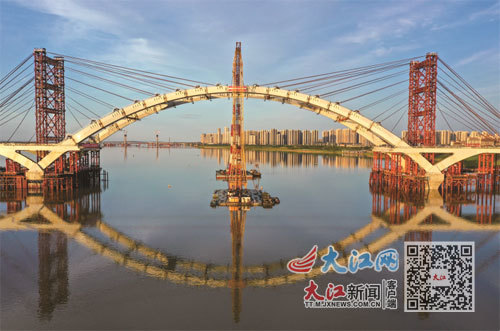 6月28日，南昌复兴大桥中跨主拱顺利合龙。江西日报全媒体记者史港泽/摄