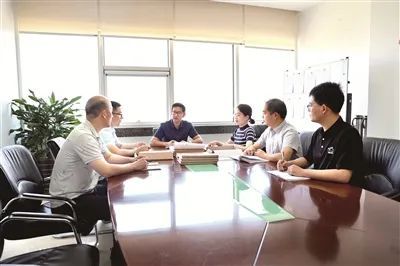 图为连云港市纪委监委案件审理室、第八监督检查室工作人员围绕李清菊案有关问题进行讨论。尚修竹 摄