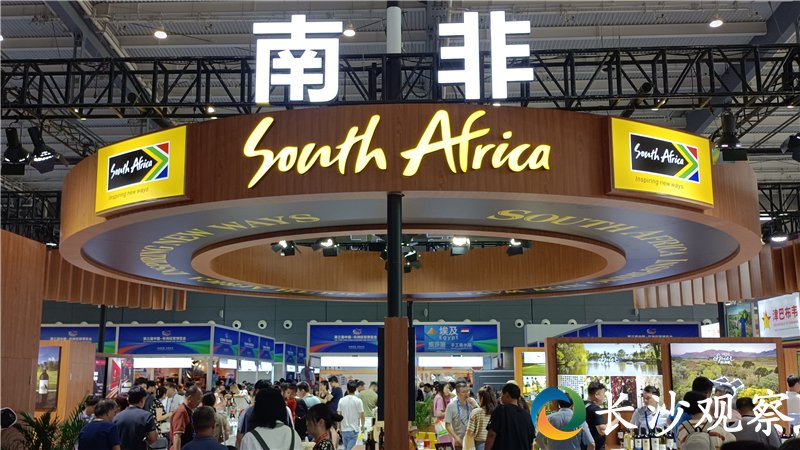 ▲第三届中非经贸博览会主展馆内的南非馆人气满满。（剑裘 摄）