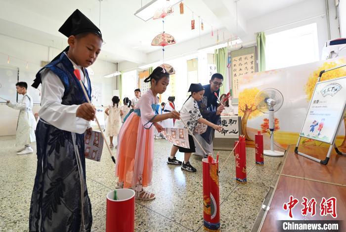 学生们在投壶 张瑶 摄
