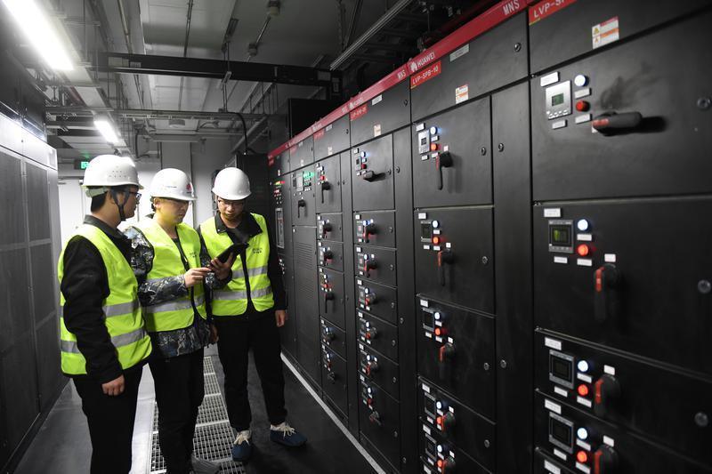 西安未来人工智能计算中心，工作人员正在检查机房设备