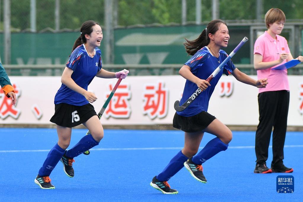 7月3日,兰州队球员余沈玲(左)和葛晨赛后庆祝胜利。新华社发(史康 摄)