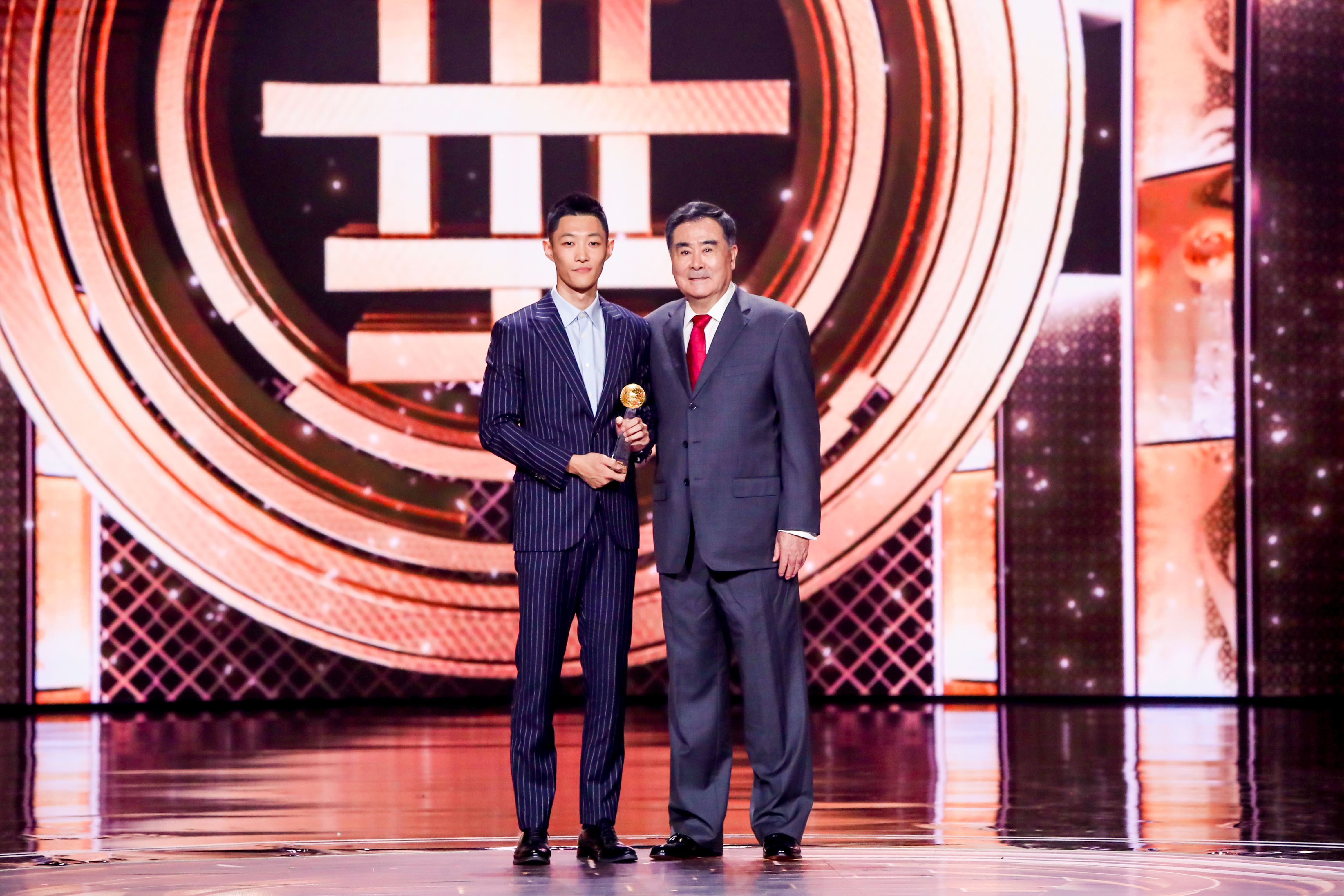 “十年成一跃 青春当沸腾”,王嘉男获影响世界华人大奖