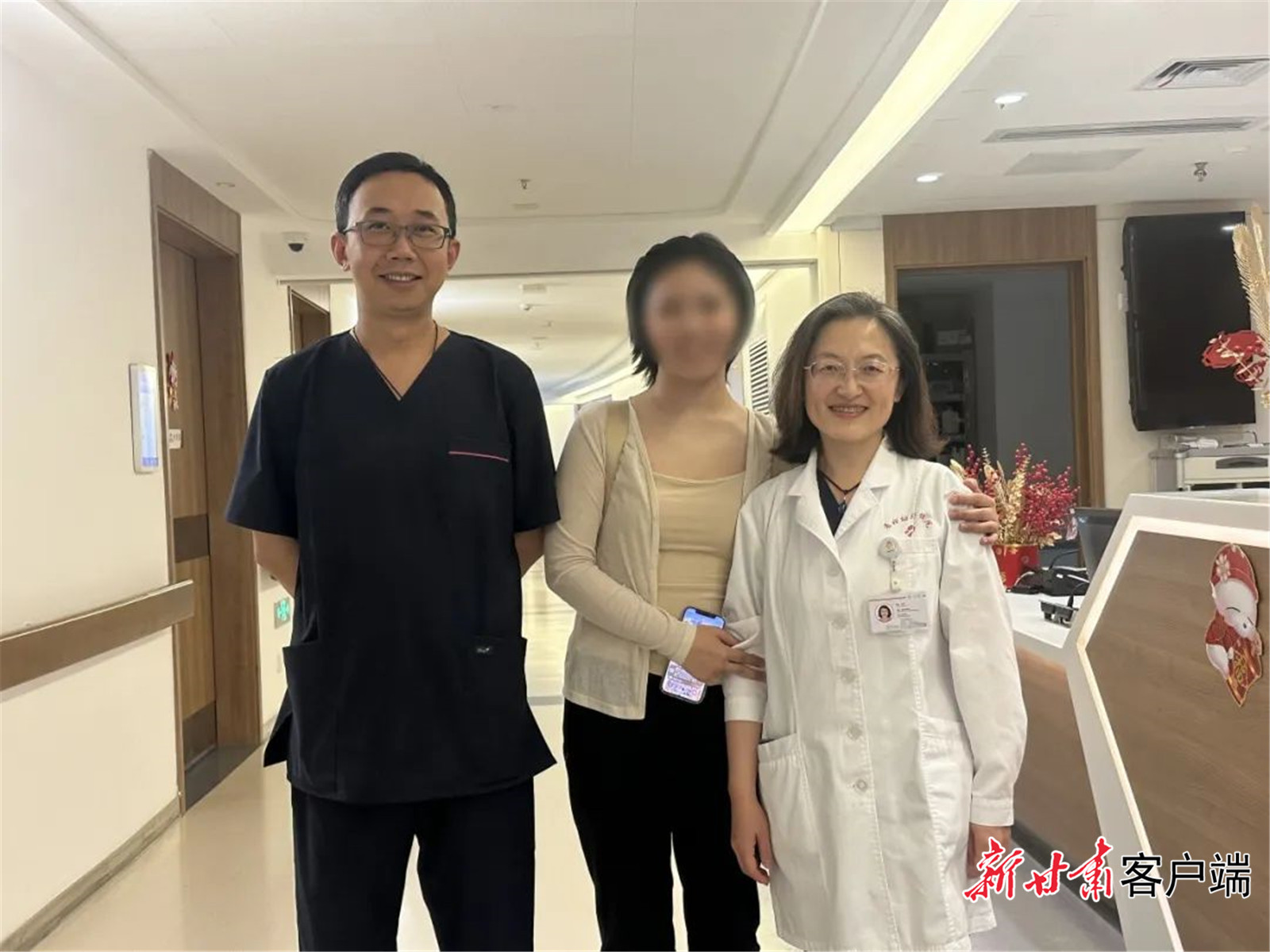 时隔一年，杨女士再次专程感谢省中心医院医护人员。