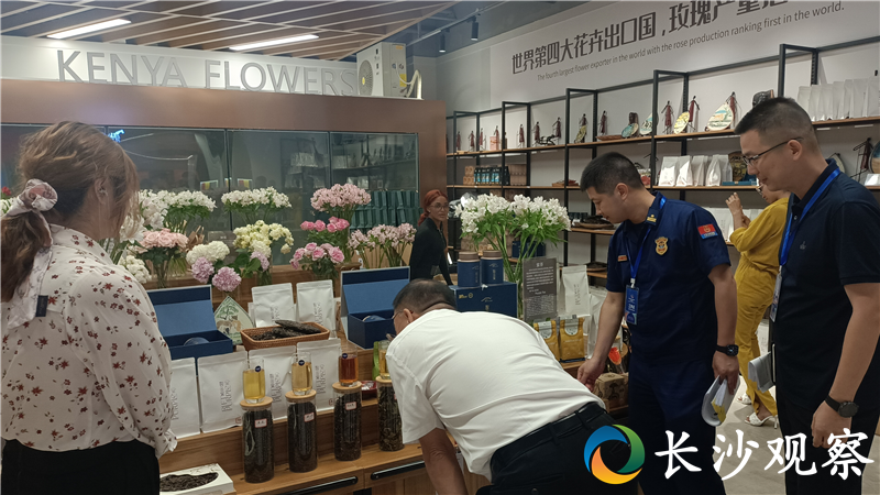 ▲7月1日下午，参加中非经贸博览会的嘉宾在中非经贸博览会常设馆考察来自于非洲肯尼亚的紫茶。（剑裘 摄）