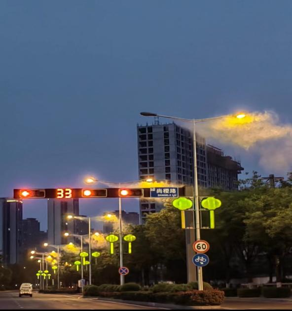 “喷云吐雾”经开区这条路灯杆变身降尘“神器”！