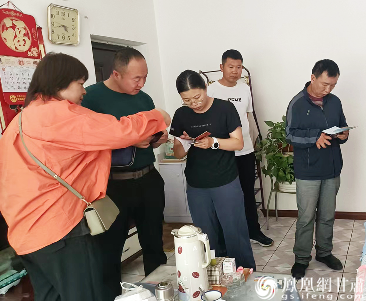 甘肃省金昌市金川区通过入户宣传,提高群众对救助政策的知晓度。金川区融媒体中心供图