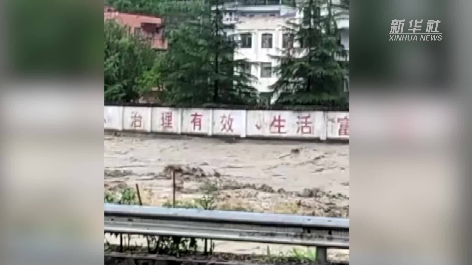 重庆市巫山县遭遇大暴雨袭击 当地安全转移群众百余人