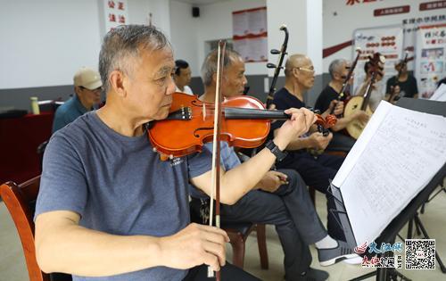 下浦街道东湖社区新时代文明实践站内老年人正在上小提琴课