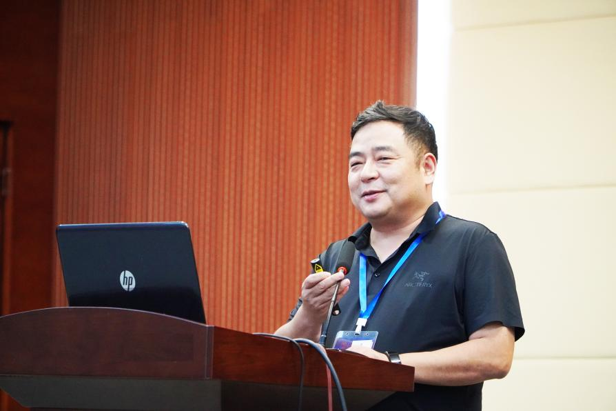 季铁 湖南大学设计艺术学院院长，教授、博士生导师