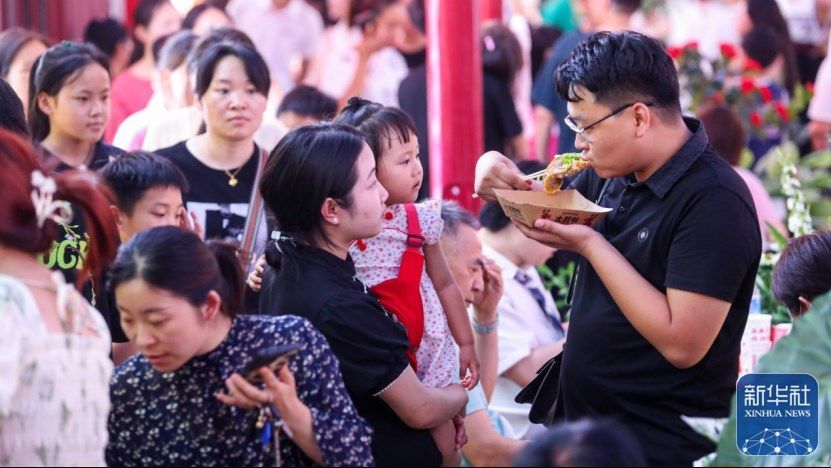 7月1日，游客在“睢阳二十四坊”品尝美食。