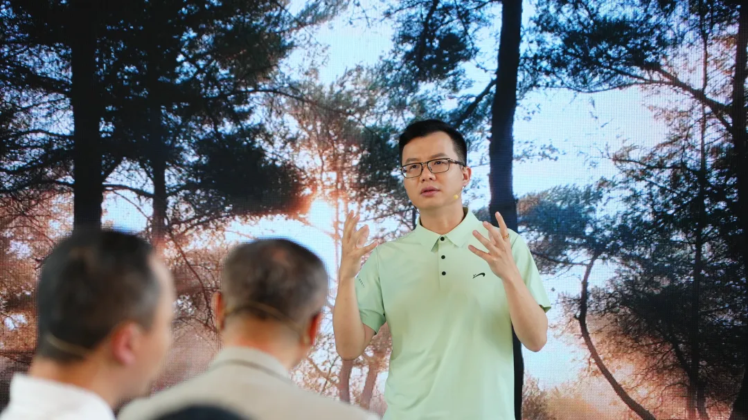 贵人鸟董事长林思萍现场发起了一项#贵人鸟行人发光计划#的企划,邀请