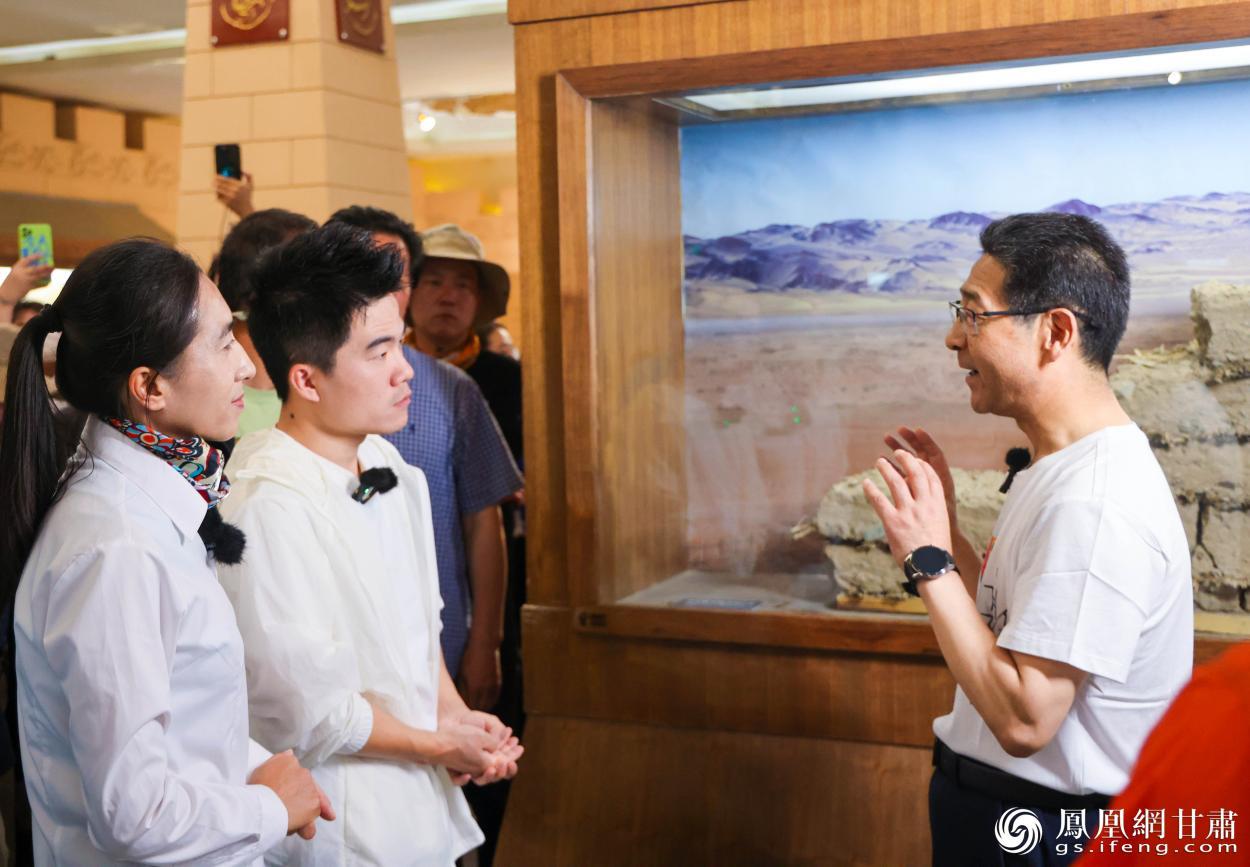 甘肃省文化和旅游厅厅长何效祖（右）向东方甄选直播团队介绍汉、明长城的区别 李楠 摄