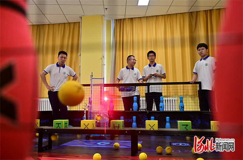 近日，衡水中学的学生在体验机器人课程。 河北日报记者焦磊摄