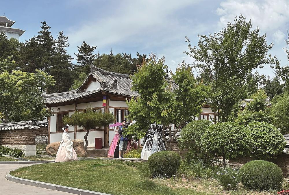 中国朝鲜族民俗园按照朝鲜族民俗风格打造园区景观，真实还原了朝鲜族民俗和生活场景，游客可身着朝鲜族服饰打卡拍照，体验朝鲜族民俗风情。 记者 丁研 摄
