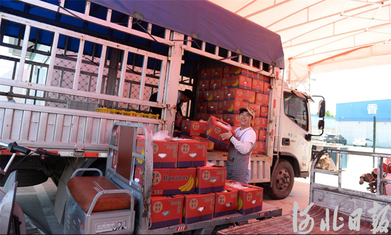 7月8日，在中联农（石家庄）国际水果物流园水果优选专营区，商户在将水果卸车。
